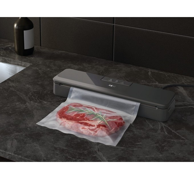 Вакууматор AEG для рулонов, пакетов и контейнеров, 80Вт, 30см, электронное управл., +10 пакетов, пластик, черный