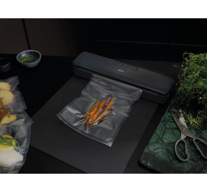 Вакууматор AEG для рулонов, пакетов и контейнеров, 80Вт, 30см, электронное управл., +10 пакетов, пластик, черный