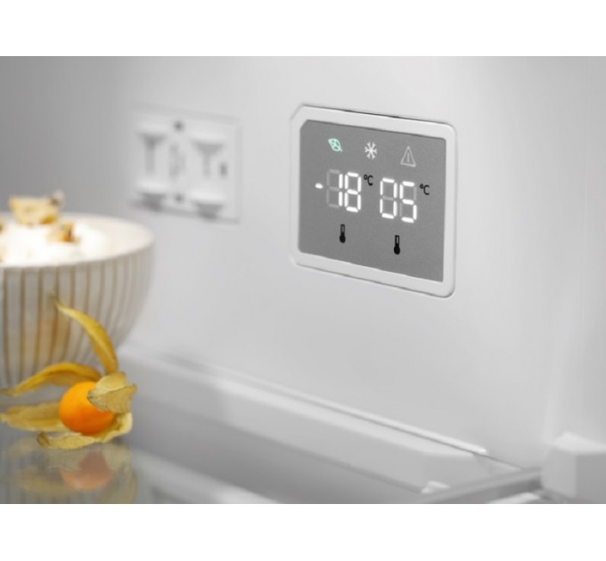 Холодильник Electrolux з нижн. мороз., 201x60х66, холод.відд.-244л, мороз.відд.-94л, 2дв., А++, NF, інв., диспл внутр., зона св-ті, чорний (скло)