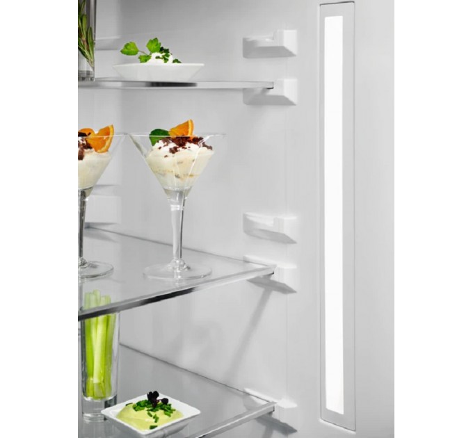 Холодильник Electrolux з нижн. мороз., 201x60х66, холод.відд.-244л, мороз.відд.-94л, 2дв., А++, NF, інв., диспл внутр., зона св-ті, чорний (скло)