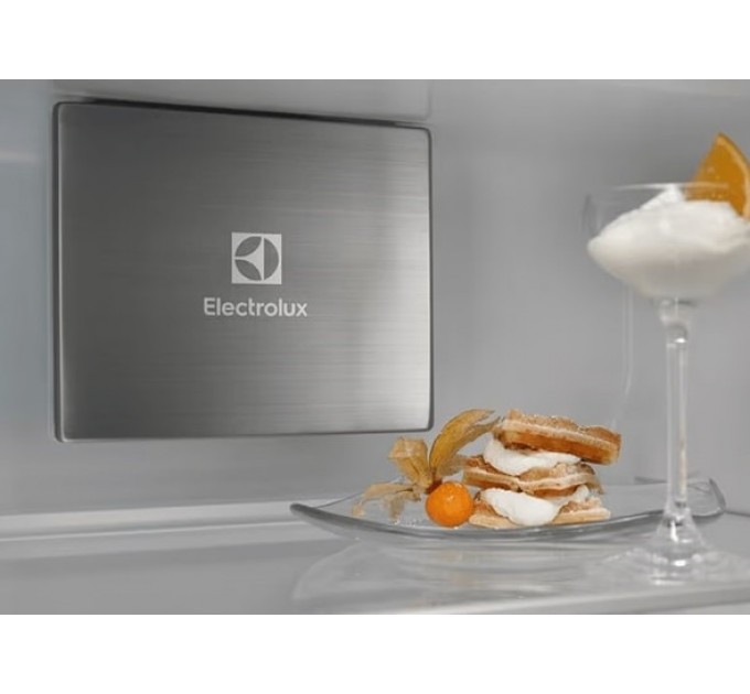 Холодильник Electrolux вбудований з нижн. мороз., 188x70х55, холод.відд.-286л, мороз.відд.-65л, 2дв., А++, Combi, інв., диспл внутр., зона св-ті, білий