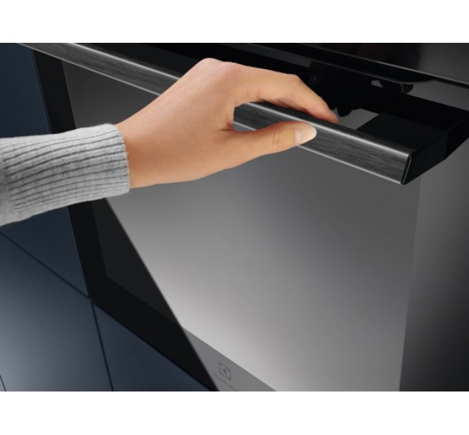 Духовой шкаф Electrolux электрический, 72л, A+, дисплей, конвекция, пиролиз, телескопические направляющие, черный