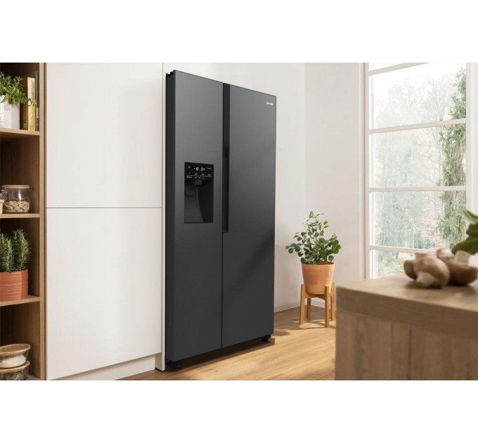 Холодильник SBS Gorenje, 179х70х92см, 2 дв., 376(190)л, А++, NF+, Инв. , Зона св-ти, диспенсер, генератор льда, Внешн.диспл, черный