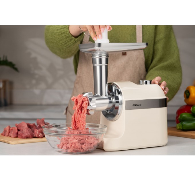 Мясорубка ARDESTO, 1800Вт, 2кг/мин, 3 решетки, насадка для колбас, кеббе,пластик, бежево-серебристый
