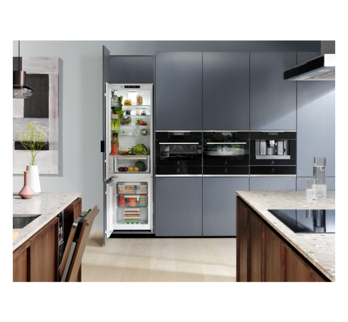 Кофемашина Electrolux встраиваемая, 2,5л, зерно+мол., автомат.капуч, дисплей, сенсорное управл., подсветка, черный