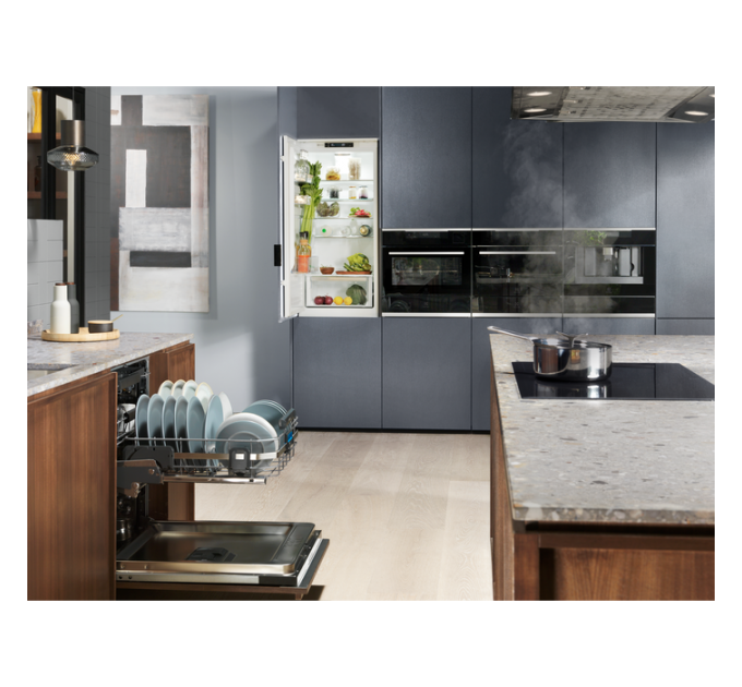 Кофемашина Electrolux встраиваемая, 2,5л, зерно+мол., автомат.капуч, дисплей, сенсорное управл., подсветка, черный