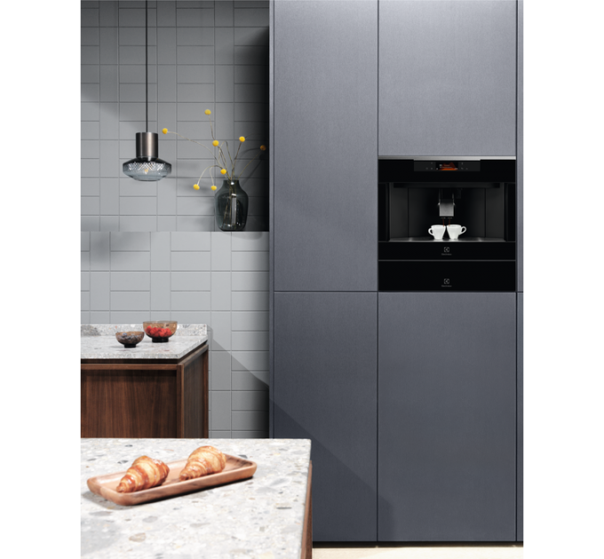 Кофемашина Electrolux встраиваемая, 2,5л, зерно+мол., автомат.капуч, дисплей, сенсорное управл., подсветка, черный