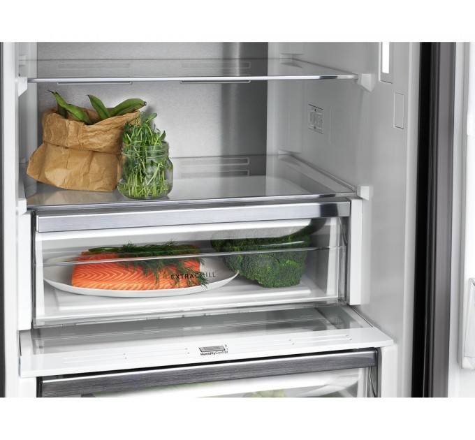 Холодильник Electrolux с нижн. мороз., 201x60х66, холод.отд.-244л, мороз.отд.-94л, 2дв., E, Combi, инв., диспл внутр., зона св-ти, черный (стекло)