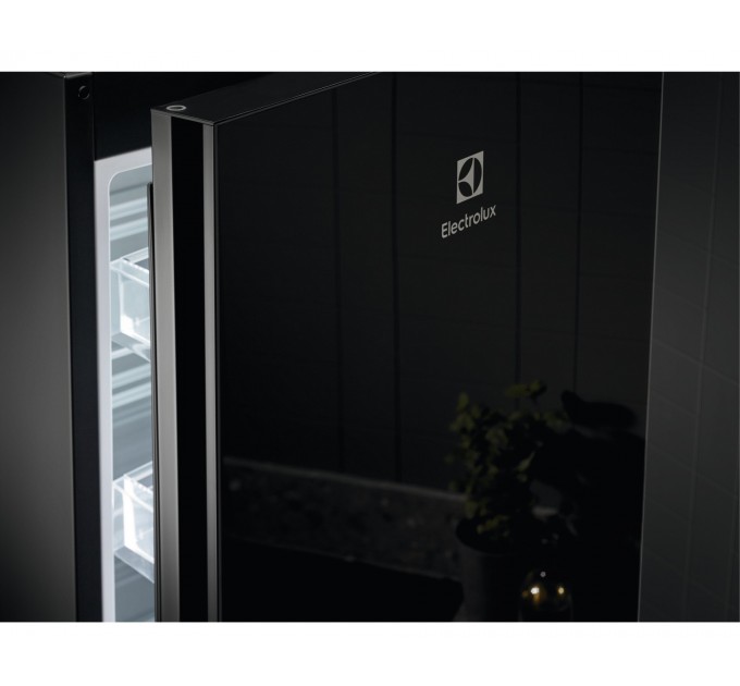 Холодильник Electrolux с нижн. мороз., 201x60х66, холод.отд.-244л, мороз.отд.-94л, 2дв., E, Combi, инв., диспл внутр., зона св-ти, черный (стекло)