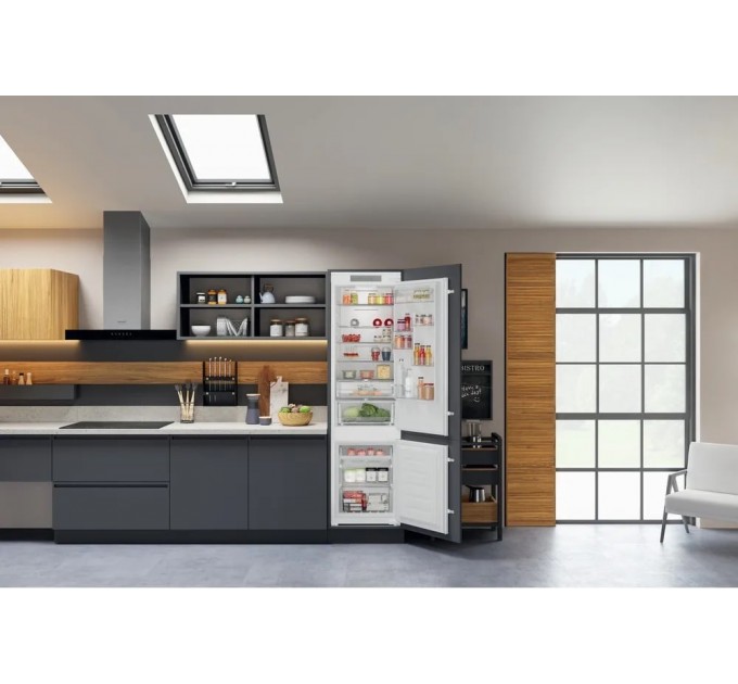 Холодильник Hotpoint встраиваемый с нижн. мороз., 193,5x54х54, холод.отд.-212л, мороз.отд.-68л, 2дв., А+, NF, инв., зона нулевая, белый