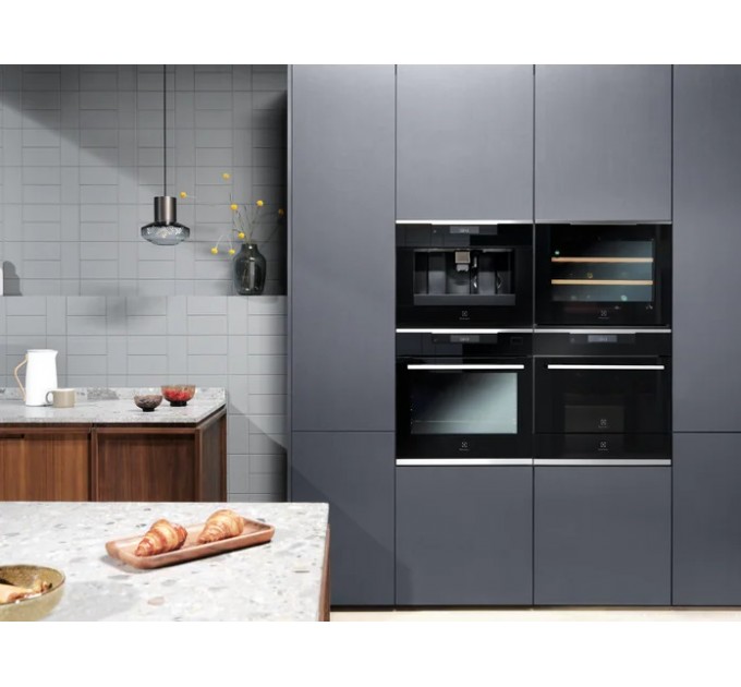 Холодильник Electrolux встраиваемый для вина, 45x60х56, полок - 2, зон - 1, бут-18, ST, черный мат.