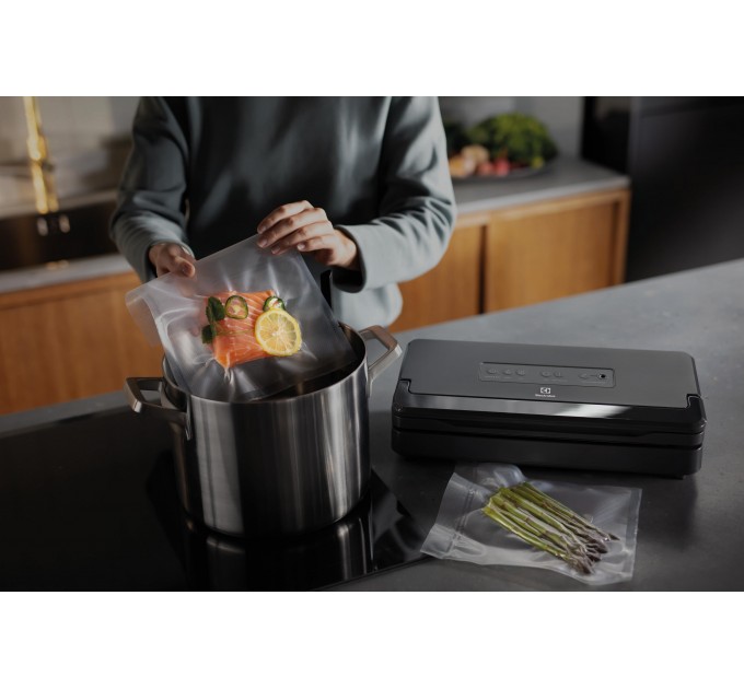 Вакууматор Electrolux для рулонов, пакетов, контейнеров, 120Вт, 30см, электронное управл., +1 рулон, пластик, серый