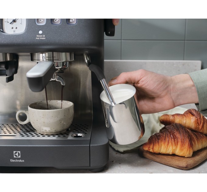 Кавоварка Electrolux ріжкова, 3л, зерно+мелена, ручний капуч, кавомолка, підігрів чашок, подача гар. води, чорний