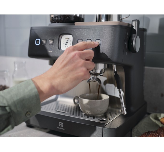 Кавоварка Electrolux ріжкова, 3л, зерно+мелена, ручний капуч, кавомолка, підігрів чашок, подача гар. води, чорний