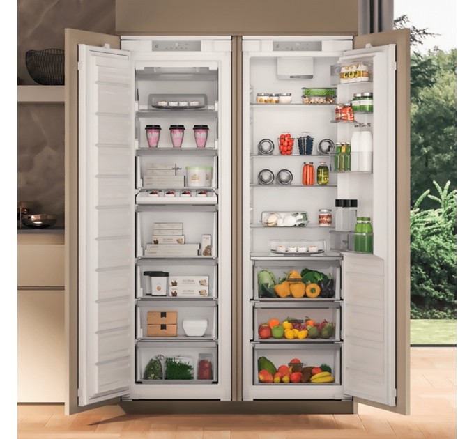 Холодильна камера Whirlpool вбудована, 177x54х54, 314л, А++, ST, інв., білий