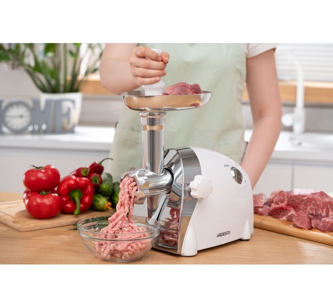 М'ясорубка ARDESTO, 2000Вт, продук.-1.9кг/хв, 3 решітки + для ковб., кеббе, 3 терки, пластик, біло-сріблястий