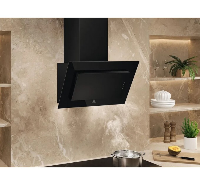 Витяжка Electrolux вертикальна, 60см, 600м куб год., чорний