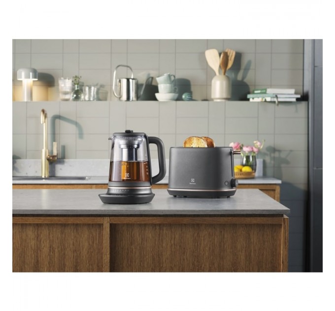 Электрочайник Electrolux 1.7л, Strix, стекло, заварник, поддержка температуры, черный