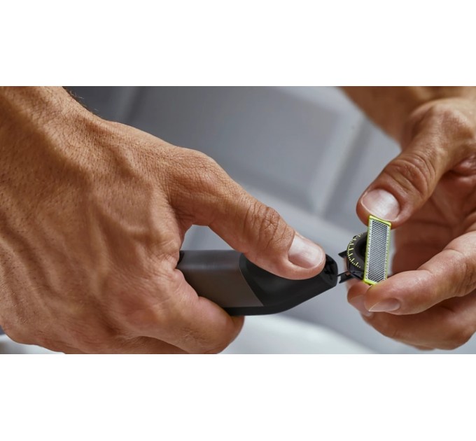 Бритва електр. Philips OneBlade Pro 360, Li-Ion, сух.+влажн., индикатор заряда, мягкий чехол, сталь, черный