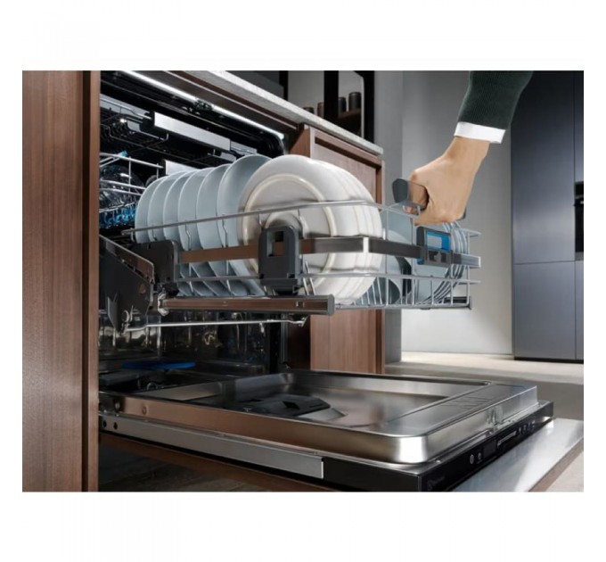 Посудомоечная машина Electrolux встраиваемая, 14компл., C, 60см, дисплей, инвертор, 3я корзина, ComfortLift, черный