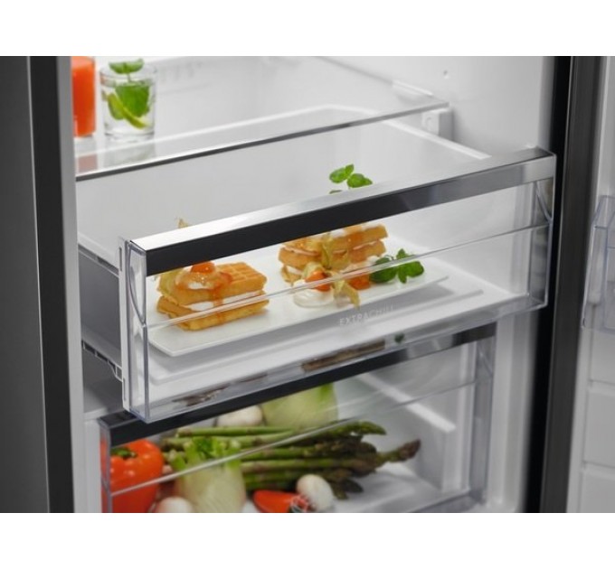 Холодильная камера Electrolux, 186x60х65, 358л, А++, ST, диспл внутр., зона св-ти, нерж