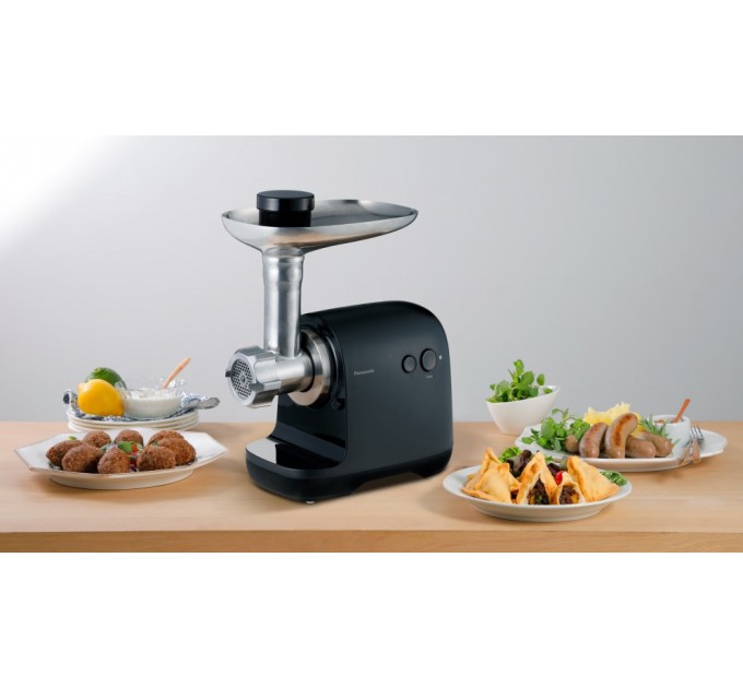 М'ясорубка Panasonic, 1700Вт, 3кг/мін, 3 решітки, насадка для ковбас, пластик, чорний