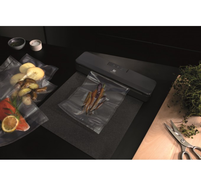 Вакууматор Electrolux для рулонів, пакетів і контейнерів, 80Вт, 30см, електронне керування, +10 пакетів, пластик, чорний