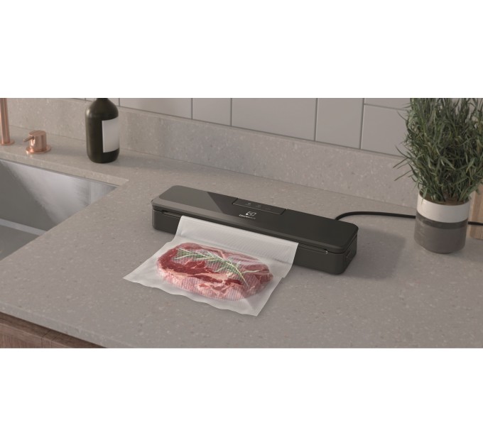 Вакууматор Electrolux для рулонів, пакетів і контейнерів, 80Вт, 30см, електронне керування, +10 пакетів, пластик, чорний