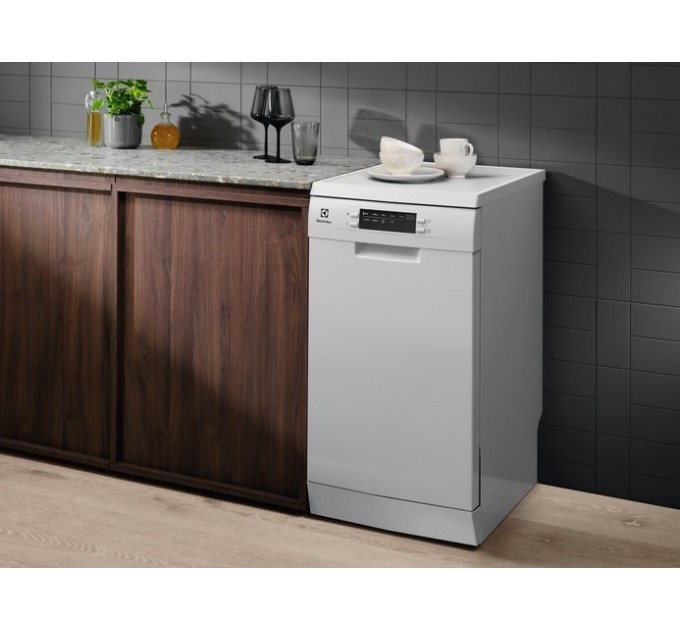 Посудомоечная машина Electrolux, 10компл., A++, 45см, дисплей, инвертор, 3я корзина, белый